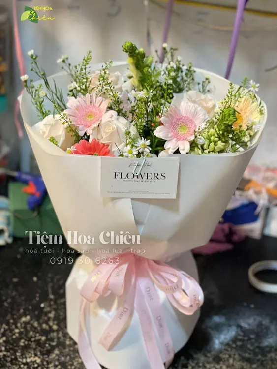 Đặt hoa chúc mừng ngày nhà giáo 20 11 đầy kính trọng, dành cho người lái đò thầm lặng trên con đường tri thức.