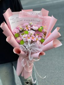 Hoa lụa được yêu thích bởi hình dáng giống hoa thật, màu sắc tươi sáng và tính linh hoạt tự nhiên.