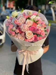 Đặt hoa tốt nghiệp biểu tượng của niềm tự hào, sự ghi nhận và lời chúc tốt đẹp dành cho tân cử nhân.