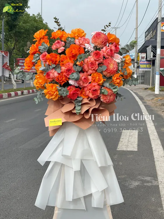 Lẳng hoa khai trương thể hiện lòng chân thành, góp phần tạo nên không khí vui tươi, phấn khởi cho buổi lễ.