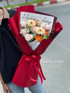 Đặt hoa tốt nghiệp là biểu tượng của tri thức, sự cống hiến và niềm tự hào giúp lan tỏa niềm vui buổi lễ.