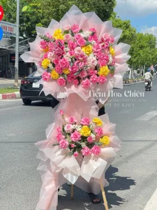Lẳng hoa khai trương thể hiện lòng chân thành, góp phần tạo nên không khí vui tươi, phấn khởi cho buổi lễ.