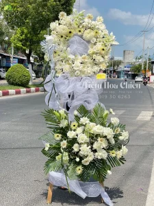 Đặt vòng hoa viếng mang ý nghĩa về sự đồng cảm, xót thương đầy kính trọng đối với người khuất.