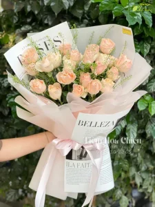 Đặt hoa chúc mừng sinh nhật ý nghĩa đặc biệt thể hiện tình cảm, sự trân trọng và lời chúc mừng đến người nhận.