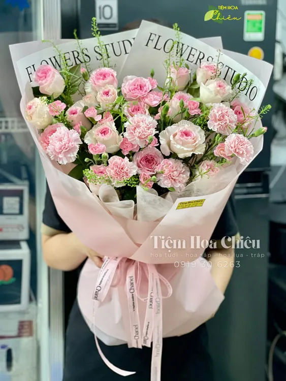 Đặt hoa tốt nghiệp tại CHIÊU thiết kế sang trọng, giao nhanh tận nơi, gửi lời chúc mừng thành công trọn vẹn.
