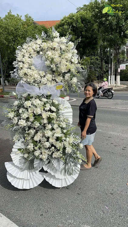 Đặt vòng hoa viếng ý nghĩa kính trọng và phân ưu, chia sẻ nỗi buồn, thương xót trước sự ra đi, mất mát.