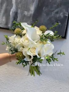 Shop hoa CHIÊU - Đặt hoa cưới cầm tay cô dâu tôn lên vẻ đẹp rạng ngời và hạnh phúc trong ngày trọng đại.