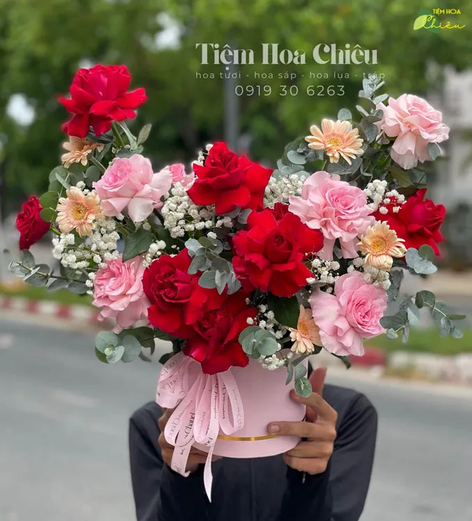 Giỏ hoa tươi truyền tải xúc cảm khó nói bằng lời từ sự yêu thương, ngưỡng mộ cho đến sự trân trọng.