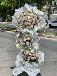 Đặt vòng hoa viếng ý nghĩa kính trọng và phân ưu, chia sẻ nỗi buồn, thương xót trước sự ra đi, mất mát.