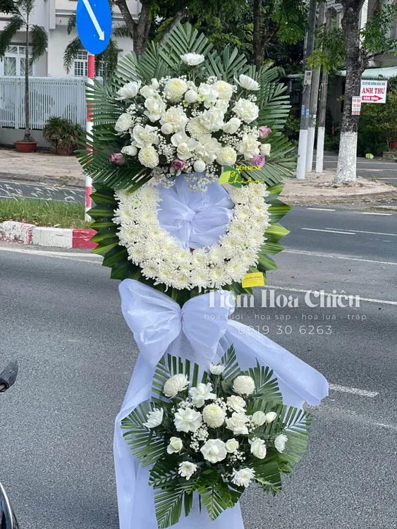 Đặt vòng hoa đám tang tỏ lòng thành kính, sự tiếc thương với người đã mất và chia sẽ nỗi đau với gia quyến.