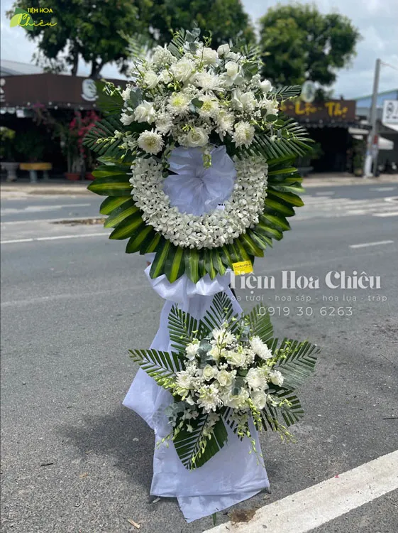 Đặt vòng hoa đám tang tỏ lòng thành kính, sự tiếc thương với người đã mất và chia sẽ nỗi đau với gia quyến.
