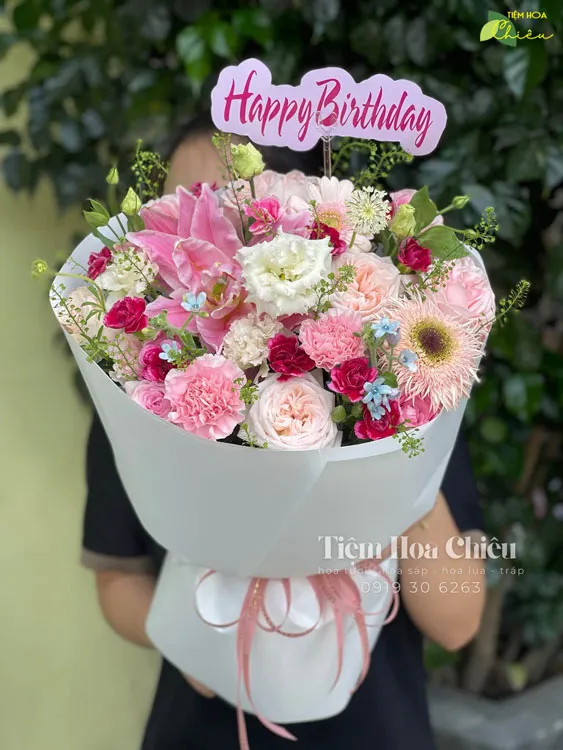 Đặt hoa tươi sinh nhật được thiết kế tinh tế và sáng tạo, phù hợp với mọi đối tượng và lứa tuổi.