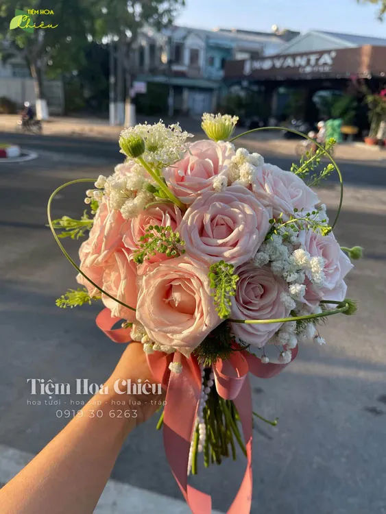 Đặt hoa cưới cầm tay cô dâu góp phần truyền tải câu chuyện tình yêu và phong cách riêng trong ngày trọng đại.