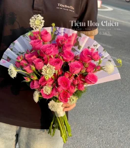 Đặt hoa cưới cầm tay cô dâu góp phần truyền tải câu chuyện tình yêu và phong cách riêng trong ngày trọng đại.