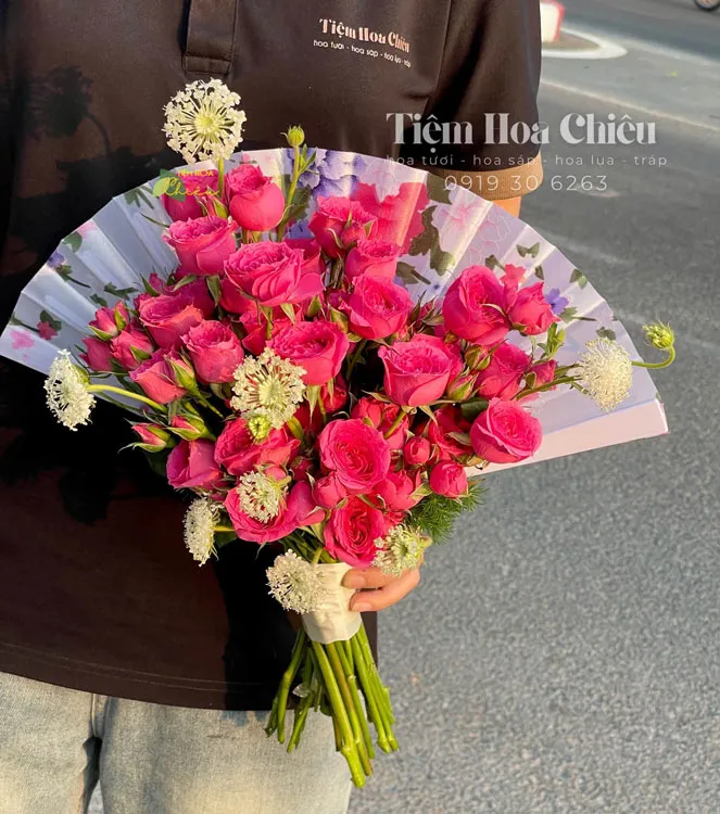 Đặt hoa cưới cầm tay cô dâu góp phần truyền tải câu chuyện tình yêu và phong cách riêng trong ngày trọng đại.