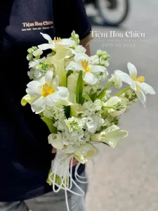 Đặt hoa cưới cầm tay tinh tế, góp phần kiến tạo một đám cưới trong mơ và dấu ấn tình yêu vĩnh cửu.