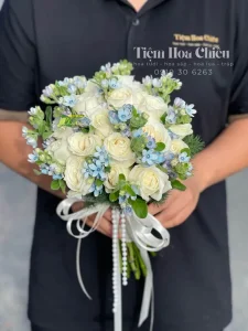 Đặt hoa cưới tươi thắm ước mong về một tình yêu chung thủy và nguyện ước lứa đôi hạnh phúc trọn đời.
