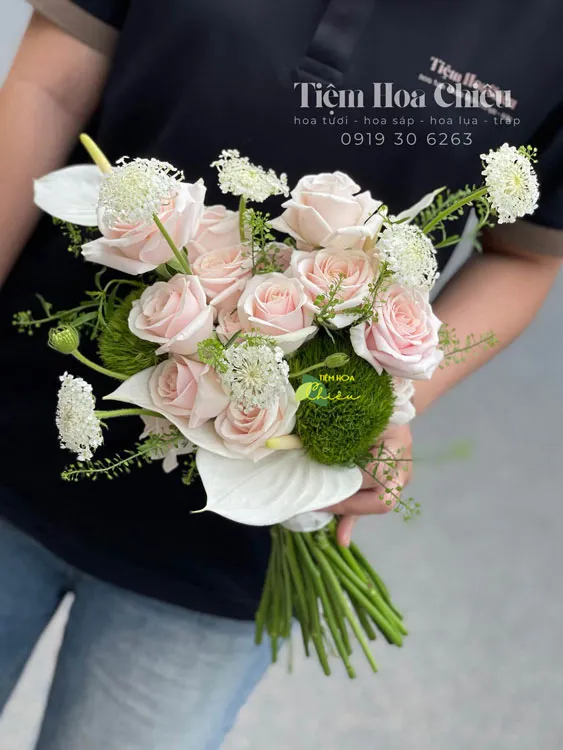 Đặt hoa cưới cầm tay cô dâu góp phần truyền tải câu chuyện tình yêu và phong cách riêng trong ngày trọng đại.