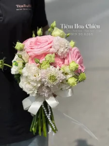 Đặt hoa cưới cầm tay biểu tượng cho tình yêu vĩnh cửu, sự may mắn và lời chúc tốt đẹp cho cuộc sống hôn nhân.