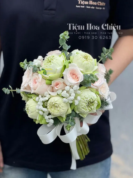 Đặt hoa cưới tươi thắm ước mong về một tình yêu chung thủy và nguyện ước lứa đôi hạnh phúc trọn đời.