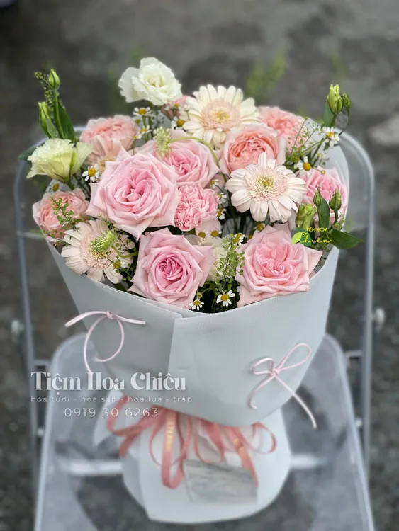 Đặt hoa chúc mừng ngày nhà giáo 20 11 tri ân đến người thầy cô đã tận tụy dìu dắt con đường tri thức.