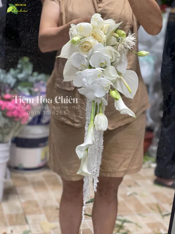 Đặt hoa cưới cầm tay tinh tế, góp phần kiến tạo một đám cưới trong mơ và dấu ấn tình yêu vĩnh cửu.