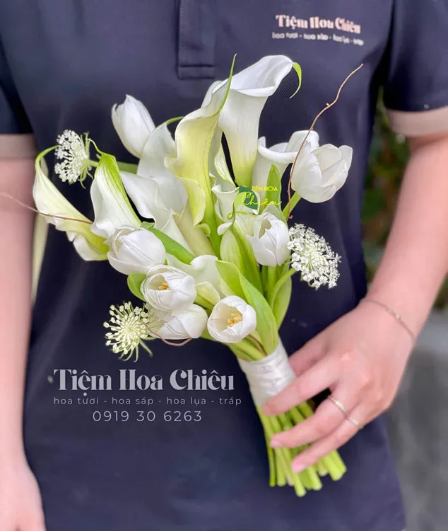 Đặt hoa cưới tươi thắm ước mong về một tình yêu chung thủy và nguyện ước lứa đôi hạnh phúc trọn đời.