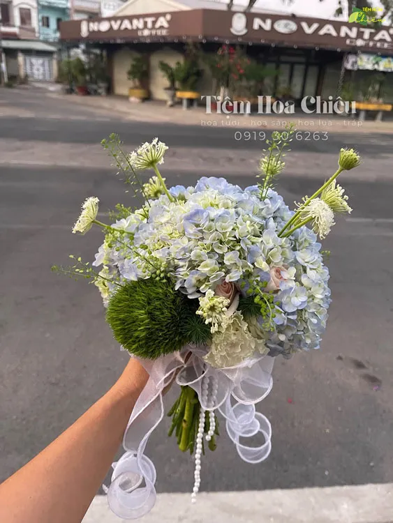 Đặt hoa cưới cầm tay tinh tế, góp phần kiến tạo một đám cưới trong mơ và dấu ấn tình yêu vĩnh cửu.