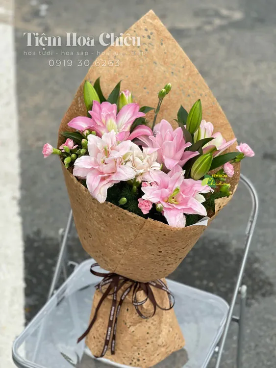 Shop hoa tươi gần đây CHIÊU - Đặt hoa tốt nghiệp để cùng chia sẻ niềm vui, niềm tự hào với người thân yêu.