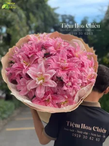 Đặt hoa tươi món quà truyền thống, là biểu tượng của tình yêu, sự trân trọng và lòng tri ân sâu sắc.