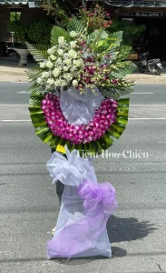 Đặt vòng hoa đám tang gửi gắm tình cảm, sự tiếc thương và động viên tinh thần cùng gia đình người mất.