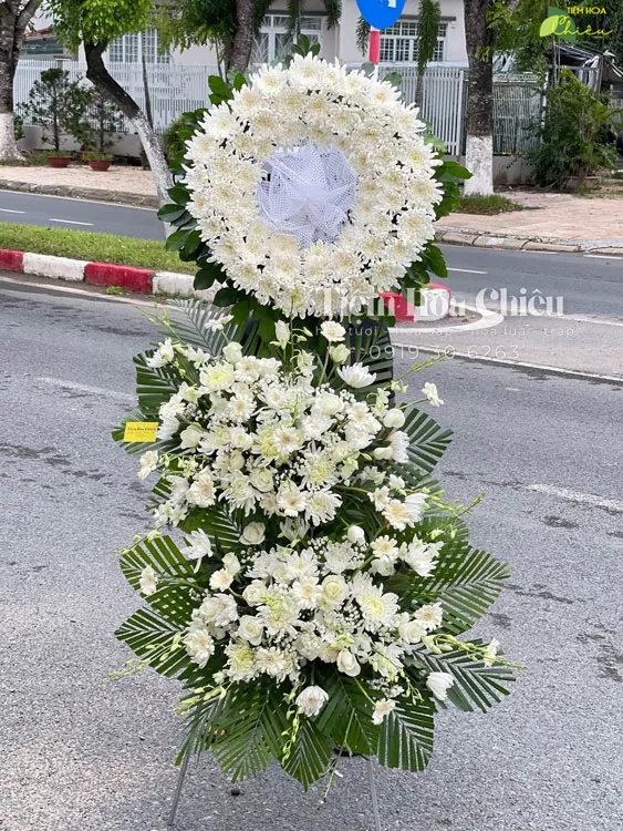 Đặt vòng hoa đám tang gửi gắm tình cảm, sự tiếc thương và động viên tinh thần cùng gia đình người mất.