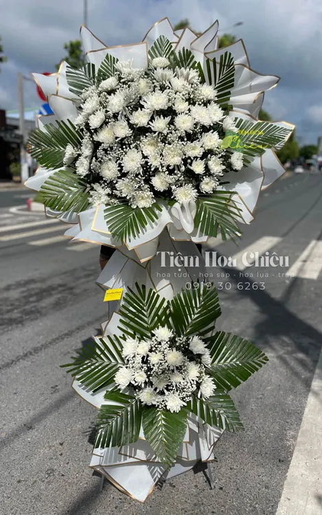 Đặt vòng hoa đám tang gửi gắm tình cảm, sự tiếc thương và động viên tinh thần cùng gia đình người mất.