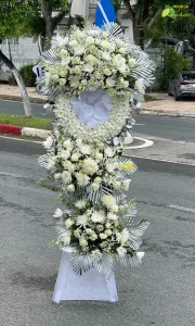 Đặt vòng hoa đám tang tỏ lòng thành kính, sự tiếc thương với người đã mất và chia sẽ nỗi đau với gia quyến.