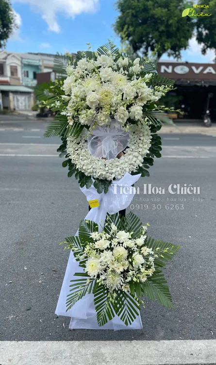 Đặt hoa viếng đám tang tượng trưng cho tình thương và sự kính trọng cuối cùng đến người đã khuất.