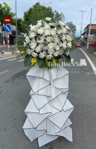 Đặt hoa viếng đám tang tượng trưng cho tình thương và sự kính trọng cuối cùng đến người đã khuất.