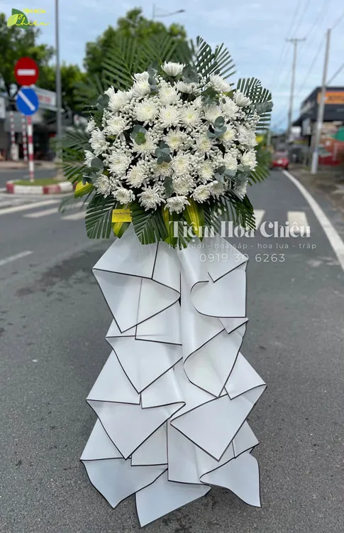 Đặt hoa viếng đám tang tượng trưng cho tình thương và sự kính trọng cuối cùng đến người đã khuất.