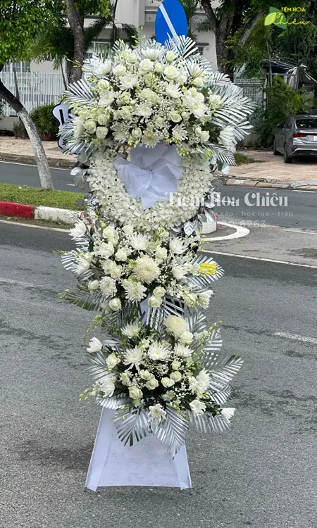Đặt hoa viếng đám tang tượng trưng cho tình thương và sự kính trọng cuối cùng đến người đã khuất.
