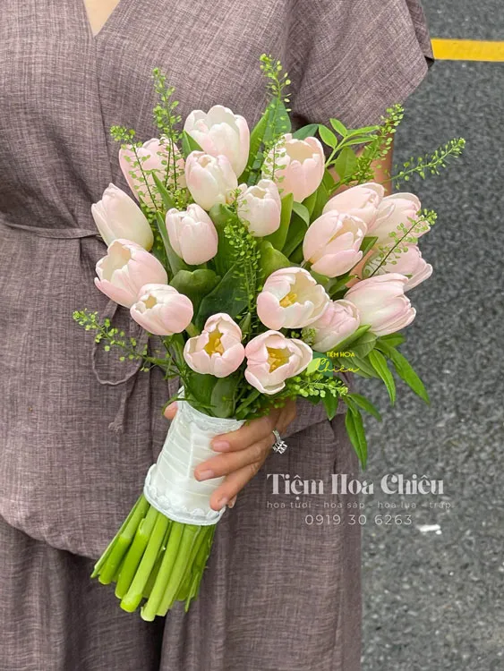 Shop hoa tươi CHIÊU - Đặt hoa cưới cầm tay điểm nhấn tinh tế, giúp nàng dâu thêm phần rạng rỡ trong ngày vui.