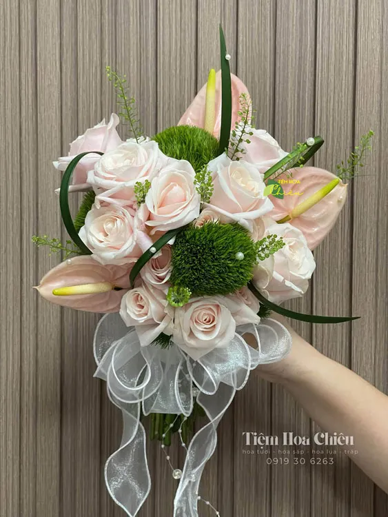 Shop hoa tươi CHIÊU - Đặt hoa cưới cầm tay điểm nhấn tinh tế, giúp nàng dâu thêm phần rạng rỡ trong ngày vui.