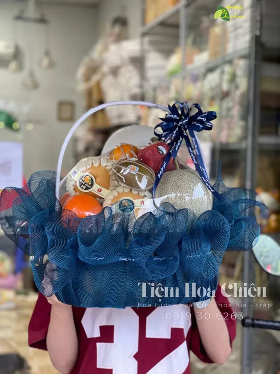 Giỏ trái cây quà tặng mang theo sự tươi mới, chan chứa nhiều lời chúc sức khỏe và đủ đầy cho người nhận.