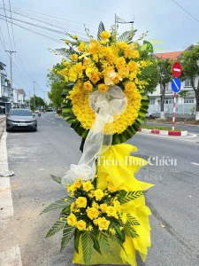 Đặt vòng hoa đám tang thể hiện lòng thành kính trong lúc tiễn đưa người quá cố về nơi an nghỉ cuối cùng.