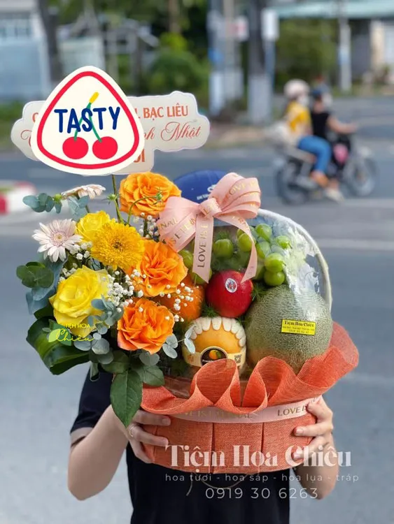 Giỏ trái cây quà tặng bạc liêu giúp tăng giá trị cảm nhận và sự sang trọng khi trao tặng đến người nhận.