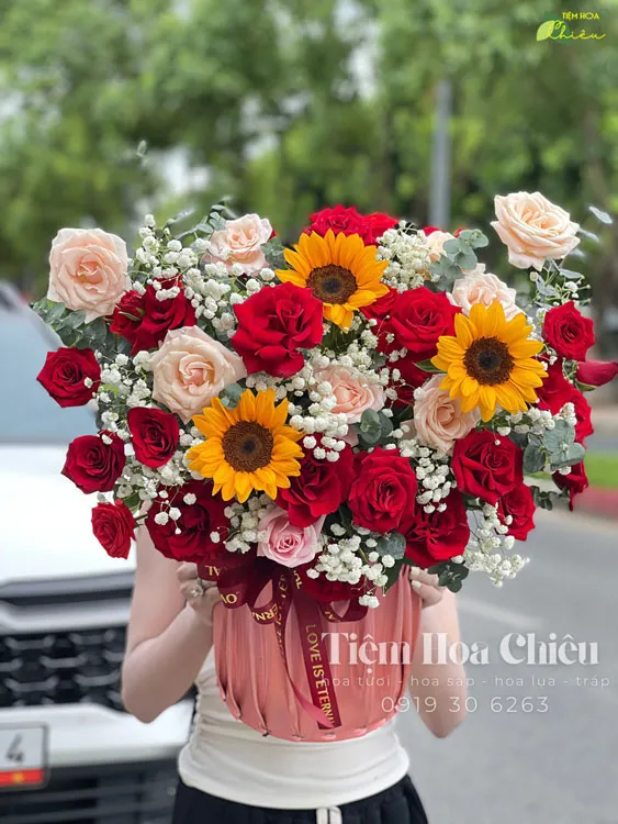 Đặt hoa chúc mừng ngày nhà giáo 20 11 truyền tải trọn vẹn lòng biết ơn, tôn trọng và tình cảm dành cho thầy cô.