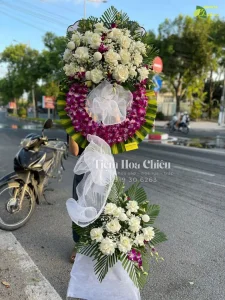 Đặt vòng hoa đám tang thể hiện nỗi buồn, sự yêu mến, kính trọng đối với người đã khuất.