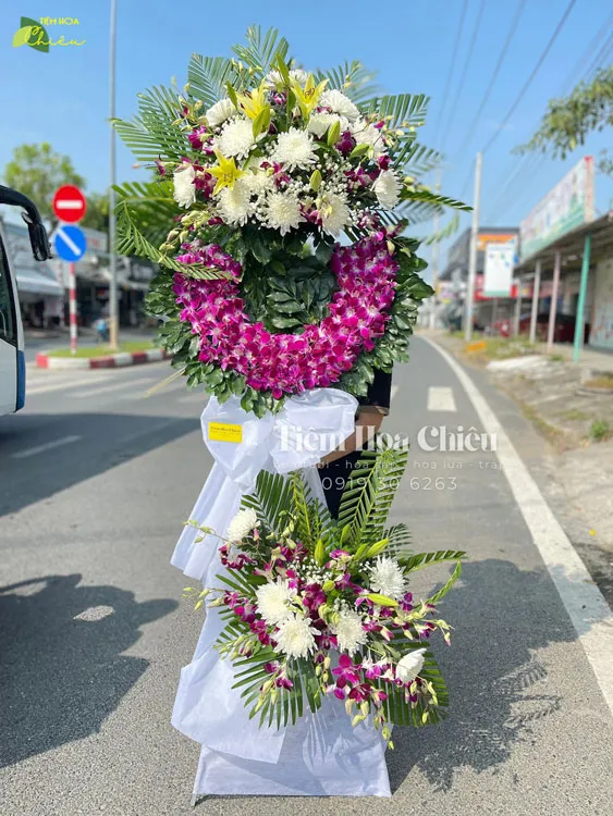 Hoa chia buồn là sự sẻ chia, thấu hiểu và lòng thành kính gửi đến gia quyến người đã khuất.