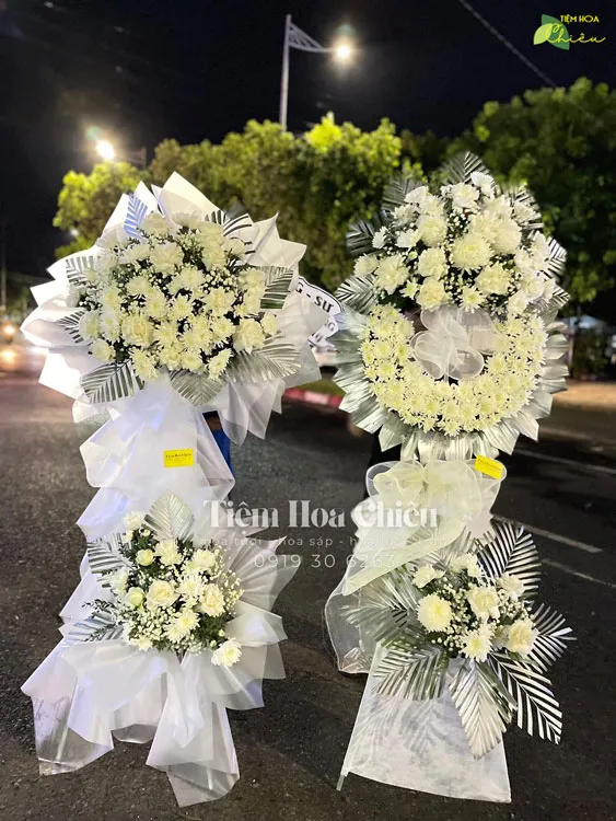 Hoa chia buồn là sự sẻ chia, thấu hiểu và lòng thành kính gửi đến gia quyến người đã khuất.