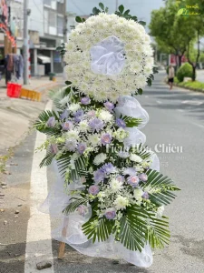 Hoa chia buồn là sự sẻ chia, thấu hiểu và lòng thành kính gửi đến gia quyến người đã khuất.