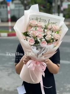 Đặt hoa chúc mừng ngày nhà giáo 20 11 truyền tải trọn vẹn lòng biết ơn, tôn trọng và tình cảm dành cho thầy cô.