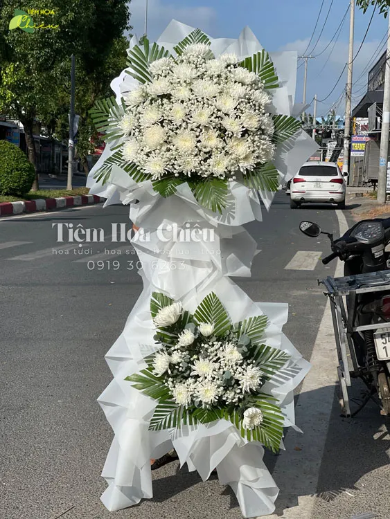 Đặt hoa viếng đám tang thể hiện lòng tôn kính, biết ơn và sự tiếc thương sâu sắc đối với người đã khuất.